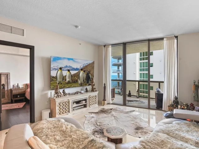 1-bedroom condo for sale in Sunny Isles Beach - 16275 Collins Avenue 2403 - MondialRealty