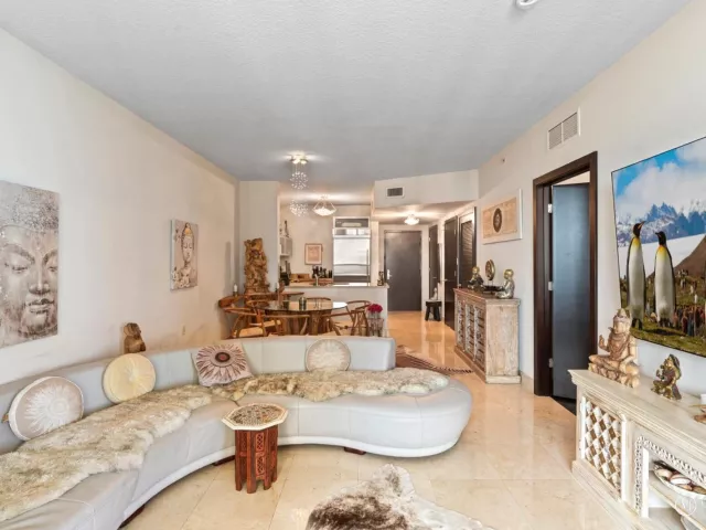1-bedroom condo for sale in Sunny Isles Beach - 16275 Collins Avenue 2403 - MondialRealty