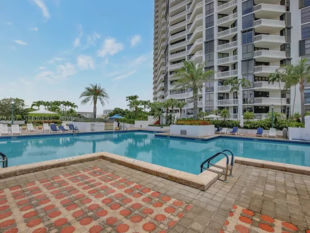 2-bedroom condo for rent in Aventura - 1000 Island Blvd 1510 - MondialRealty