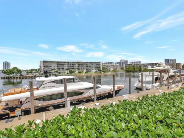 2-bedroom condo for rent in Aventura - 1000 Island Blvd 1510 - MondialRealty