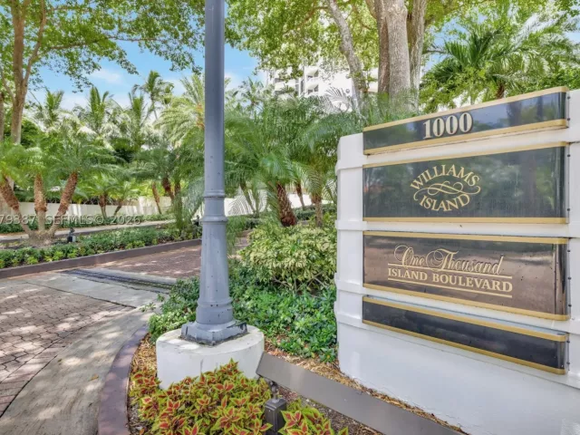 2-bedroom condo for rent in Aventura - 1000 Island Blvd 1510 - MondialRealty