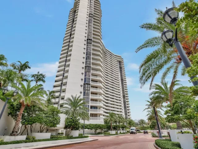 2-bedroom condo for rent in Aventura - 1000 Island Blvd 1510 - MondialRealty