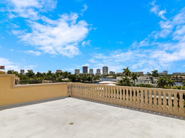 4-bedroom home for sale in Pompano Beach - 2166 SE 7TH Street 2166 - MondialRealty