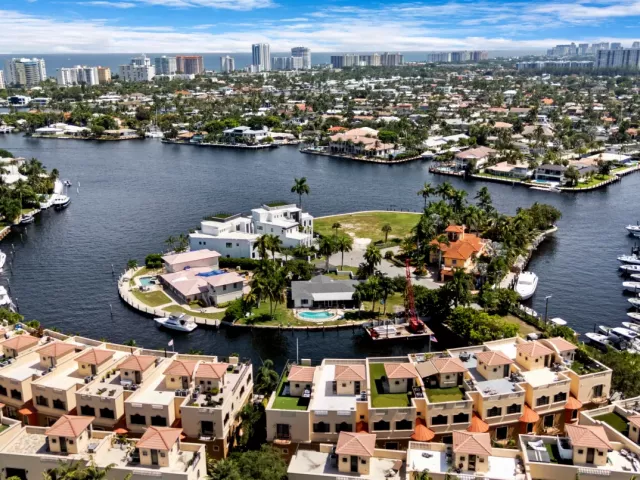4-bedroom home for sale in Pompano Beach - 2166 SE 7TH Street 2166 - MondialRealty