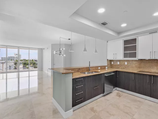 2-bedroom condo for sale in Fort Lauderdale - 1819 SE 17TH Street 708 - MondialRealty