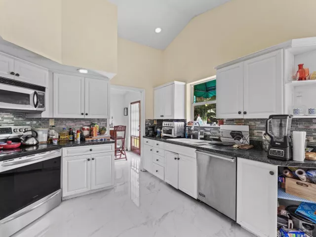 4-bedroom home for rent in Boca Raton - 2350 NW 5TH Avenue - MondialRealty