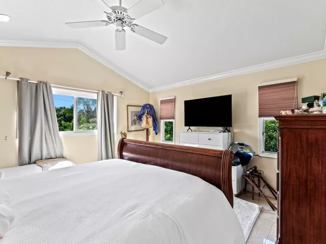 4-bedroom home for rent in Boca Raton - 2350 NW 5TH Avenue - MondialRealty