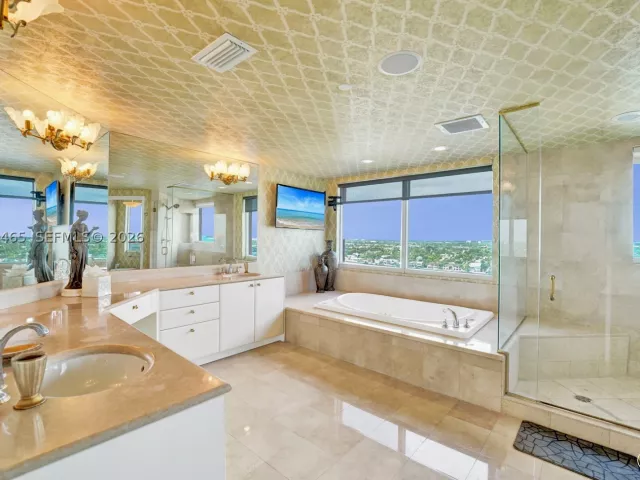 3-bedroom condo for sale in Fort Lauderdale - 2100 N Ocean Blvd 18B - MondialRealty