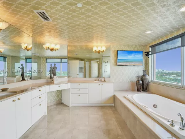 3-bedroom condo for sale in Fort Lauderdale - 2100 N Ocean Blvd 18B - MondialRealty