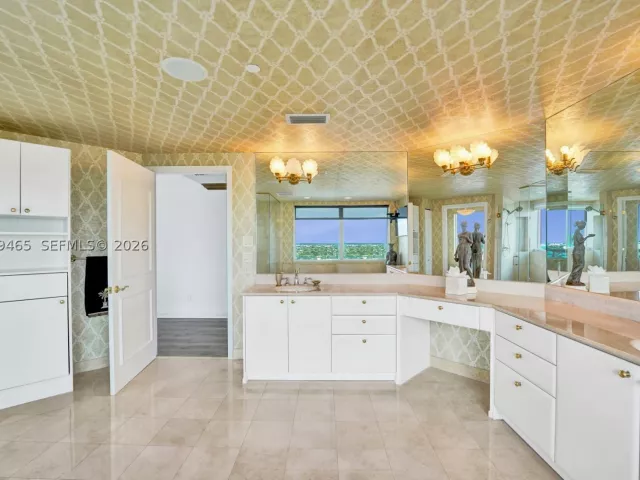 3-bedroom condo for sale in Fort Lauderdale - 2100 N Ocean Blvd 18B - MondialRealty