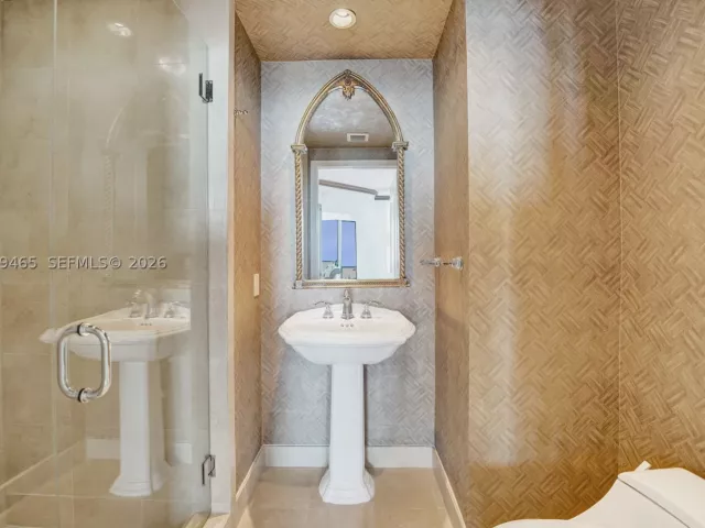 3-bedroom condo for sale in Fort Lauderdale - 2100 N Ocean Blvd 18B - MondialRealty