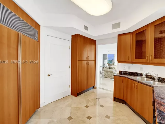 3-bedroom condo for sale in Fort Lauderdale - 2100 N Ocean Blvd 18B - MondialRealty