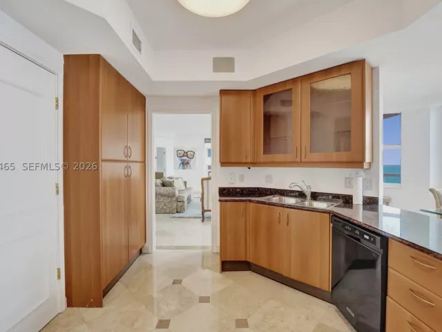 3-bedroom condo for sale in Fort Lauderdale - 2100 N Ocean Blvd 18B - MondialRealty
