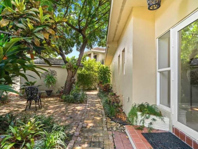 3-bedroom home for sale in Fort Lauderdale - 901 SE 6TH Street - MondialRealty