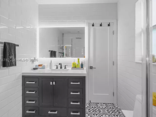 3-bedroom home for sale in Miami - 6811 SW 48th Ter - MondialRealty