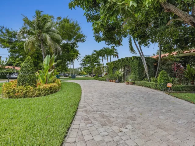 3-bedroom home for sale in Miami - 6811 SW 48th Ter - MondialRealty