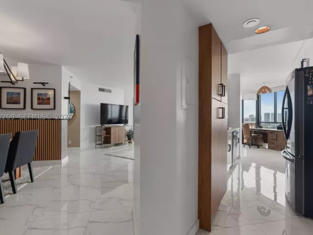 3-bedroom condo for rent in Aventura - 1000 W Island Blvd 2803 - MondialRealty