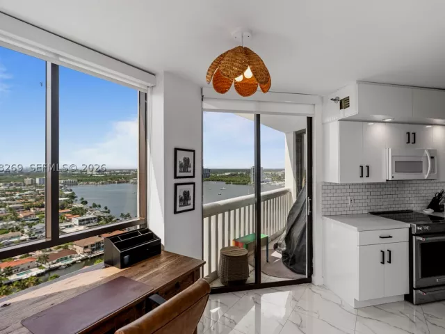 3-bedroom condo for rent in Aventura - 1000 W Island Blvd 2803 - MondialRealty