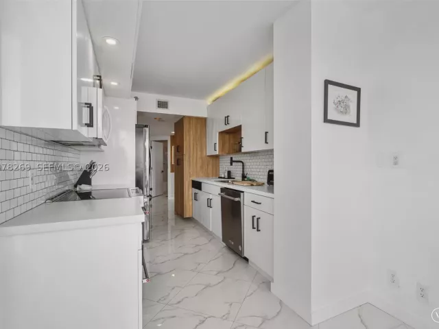 3-bedroom condo for rent in Aventura - 1000 W Island Blvd 2803 - MondialRealty