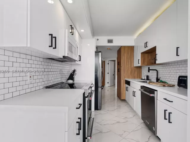 3-bedroom condo for rent in Aventura - 1000 W Island Blvd 2803 - MondialRealty