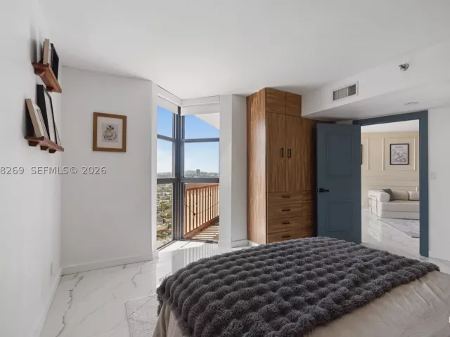 3-bedroom condo for rent in Aventura - 1000 W Island Blvd 2803 - MondialRealty