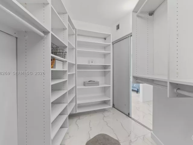 3-bedroom condo for rent in Aventura - 1000 W Island Blvd 2803 - MondialRealty