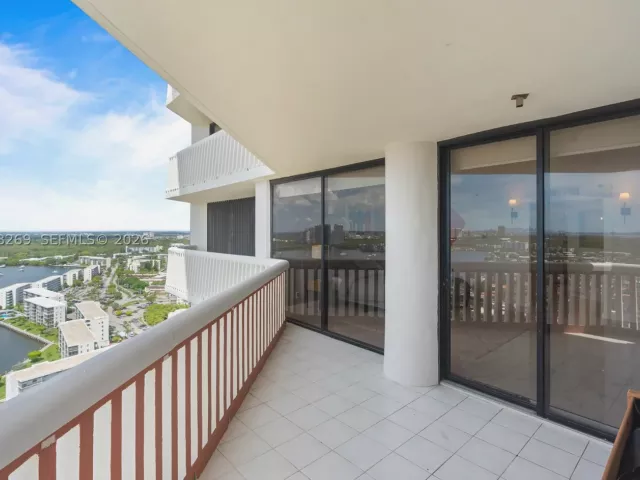 3-bedroom condo for rent in Aventura - 1000 W Island Blvd 2803 - MondialRealty
