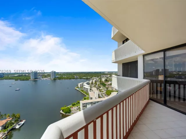 3-bedroom condo for rent in Aventura - 1000 W Island Blvd 2803 - MondialRealty