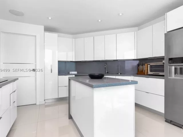 3-bedroom condo for sale in Miami Beach - 300 S Pointe Dr 2005 - MondialRealty