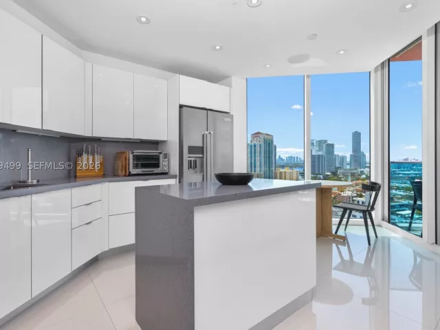 3-bedroom condo for sale in Miami Beach - 300 S Pointe Dr 2005 - MondialRealty