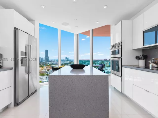 3-bedroom condo for sale in Miami Beach - 300 S Pointe Dr 2005 - MondialRealty