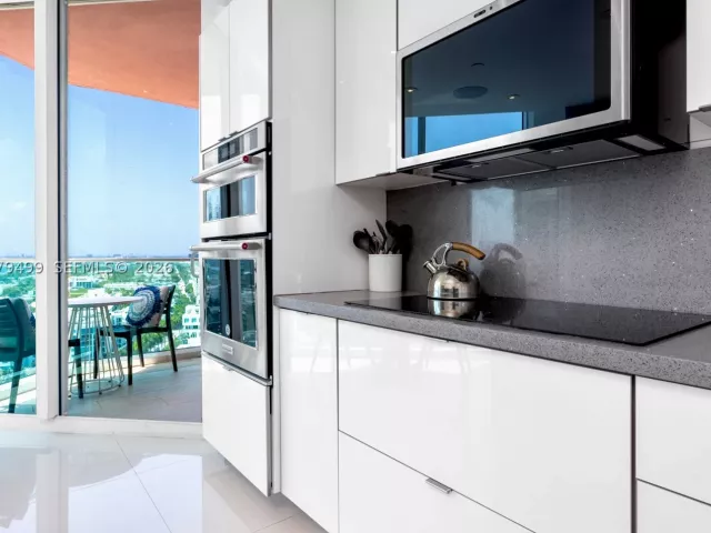 3-bedroom condo for sale in Miami Beach - 300 S Pointe Dr 2005 - MondialRealty