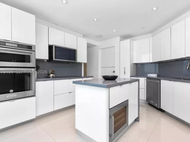 3-bedroom condo for sale in Miami Beach - 300 S Pointe Dr 2005 - MondialRealty