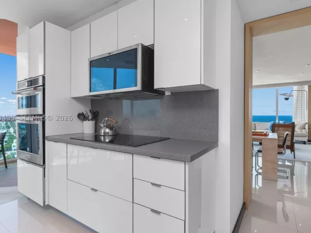 3-bedroom condo for sale in Miami Beach - 300 S Pointe Dr 2005 - MondialRealty