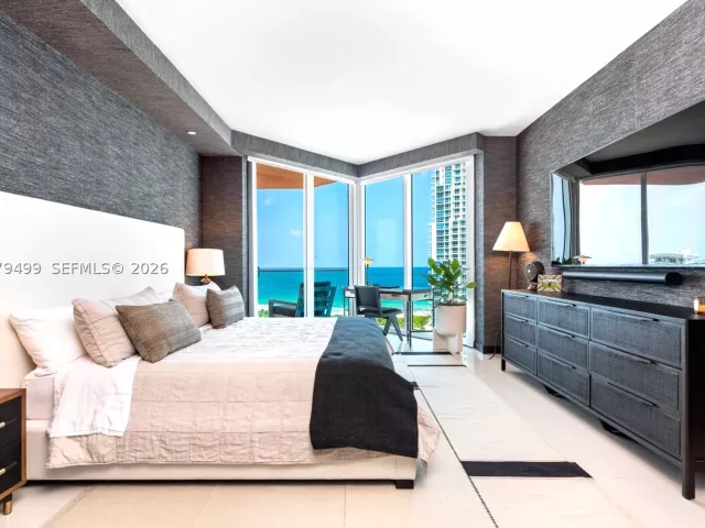 3-bedroom condo for sale in Miami Beach - 300 S Pointe Dr 2005 - MondialRealty