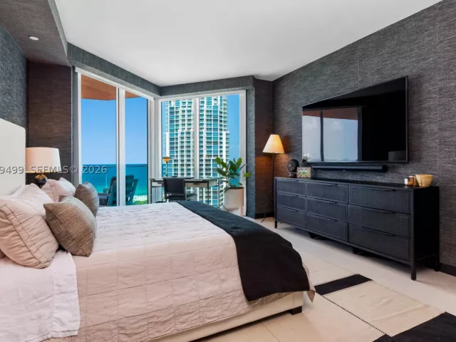 3-bedroom condo for sale in Miami Beach - 300 S Pointe Dr 2005 - MondialRealty