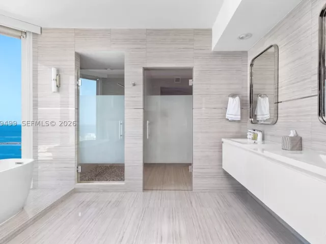 3-bedroom condo for sale in Miami Beach - 300 S Pointe Dr 2005 - MondialRealty
