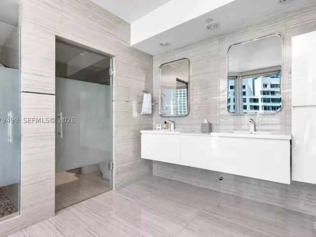 3-bedroom condo for sale in Miami Beach - 300 S Pointe Dr 2005 - MondialRealty