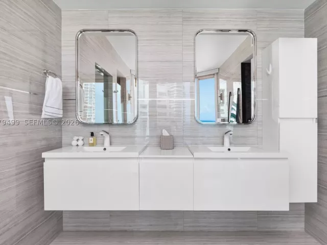 3-bedroom condo for sale in Miami Beach - 300 S Pointe Dr 2005 - MondialRealty