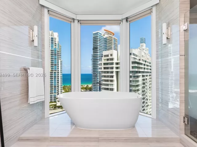 3-bedroom condo for sale in Miami Beach - 300 S Pointe Dr 2005 - MondialRealty