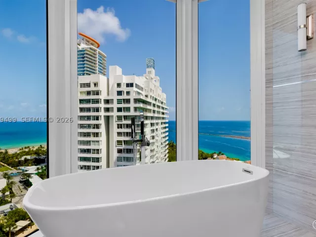3-bedroom condo for sale in Miami Beach - 300 S Pointe Dr 2005 - MondialRealty