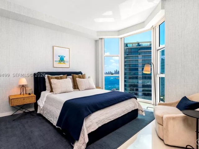 3-bedroom condo for sale in Miami Beach - 300 S Pointe Dr 2005 - MondialRealty