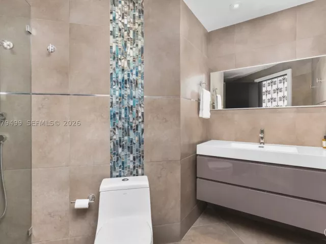 3-bedroom condo for sale in Miami Beach - 300 S Pointe Dr 2005 - MondialRealty