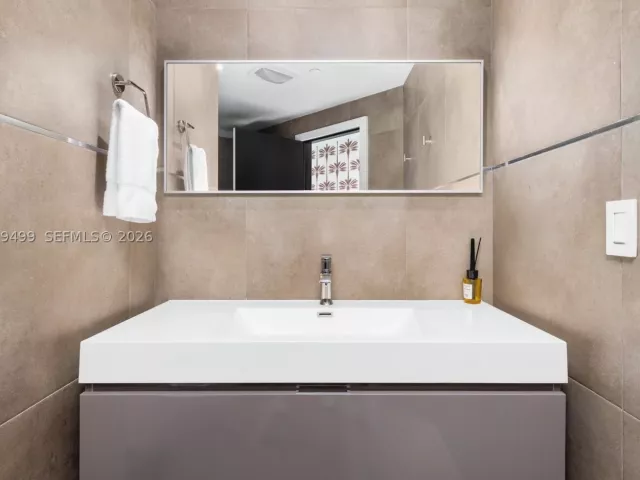 3-bedroom condo for sale in Miami Beach - 300 S Pointe Dr 2005 - MondialRealty