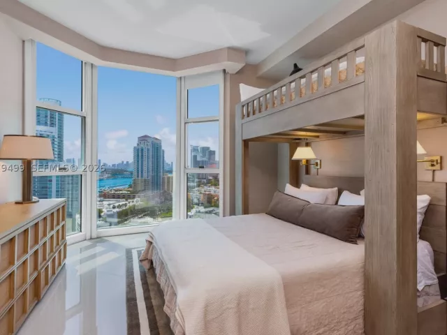 3-bedroom condo for sale in Miami Beach - 300 S Pointe Dr 2005 - MondialRealty