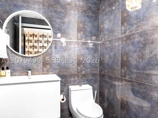 3-bedroom condo for sale in Miami Beach - 300 S Pointe Dr 2005 - MondialRealty