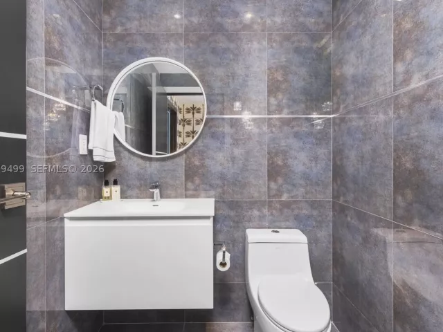 3-bedroom condo for sale in Miami Beach - 300 S Pointe Dr 2005 - MondialRealty