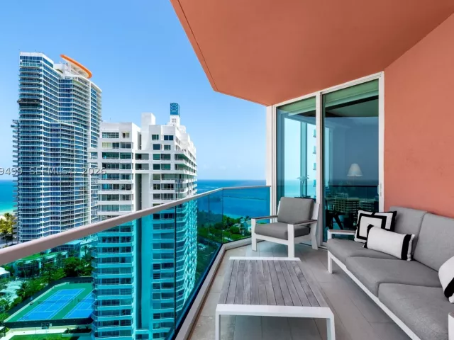 3-bedroom condo for sale in Miami Beach - 300 S Pointe Dr 2005 - MondialRealty