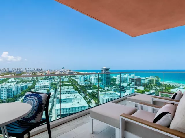 3-bedroom condo for sale in Miami Beach - 300 S Pointe Dr 2005 - MondialRealty