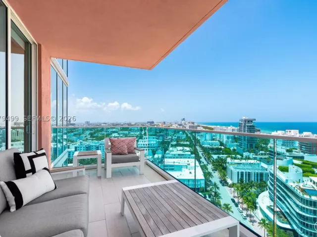 3-bedroom condo for sale in Miami Beach - 300 S Pointe Dr 2005 - MondialRealty